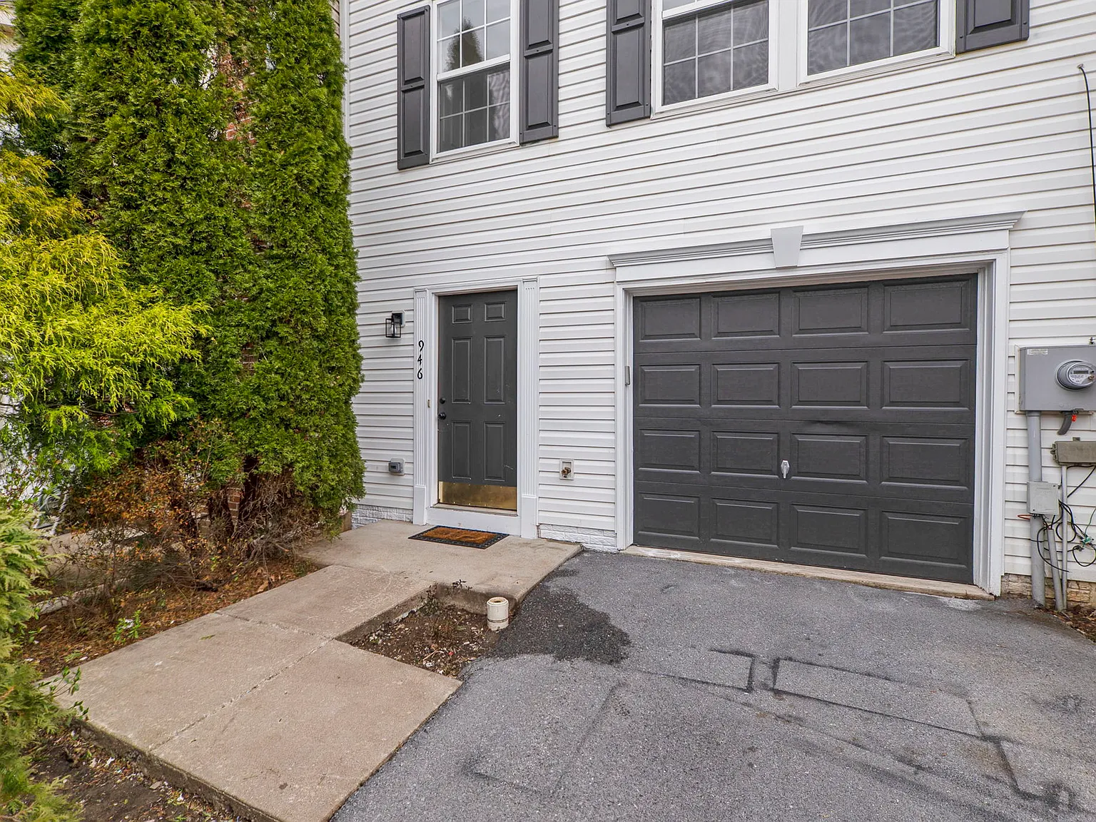 3 bed, 2.5 bath, 2460 sqft, $2,200 — Photo 2