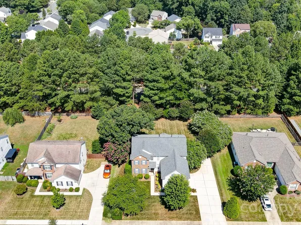 8221 Laurel Run Dr, Charlotte, NC 28269