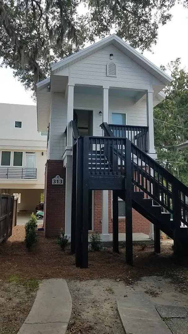 Beautiful Studio Near Sorority Row! — Photo 1