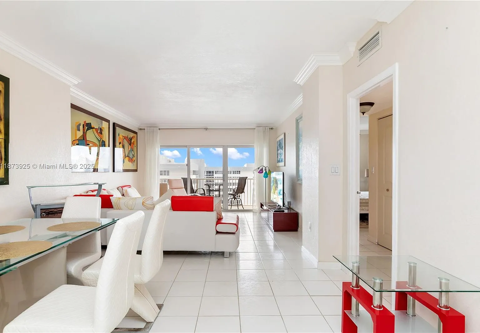 1 bed, 870 sqft, $2,200 — Photo 3