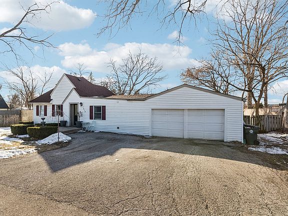 2nd image of 1618 Round Lake Dr