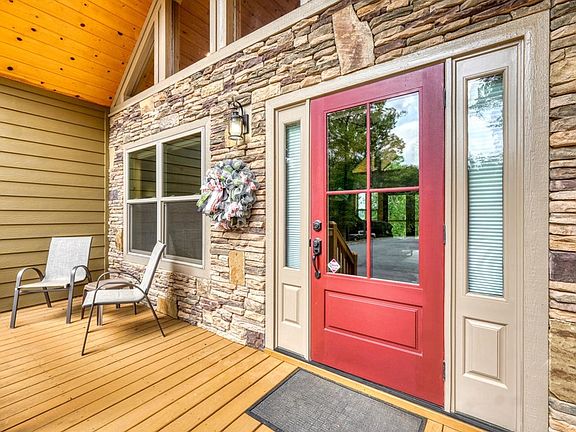 5th image of 38 Edgewater Ln