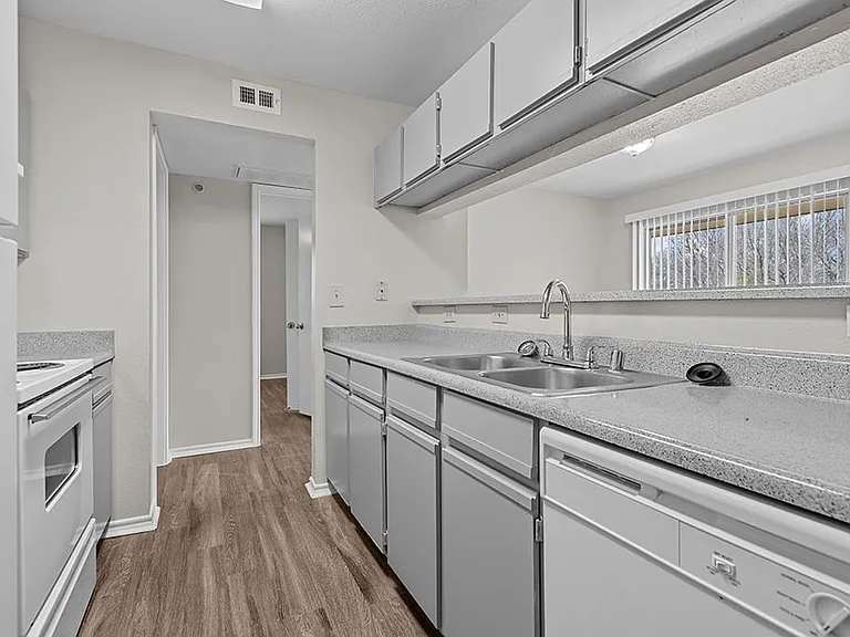 Valley Ridge Apartment Homes — Photo 2