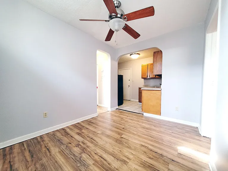 Lee-Yorkshire Apartments — Photo 13