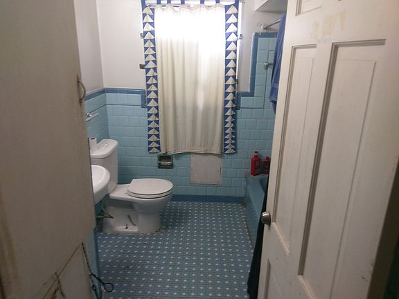 3rd image of 930 Lamar St