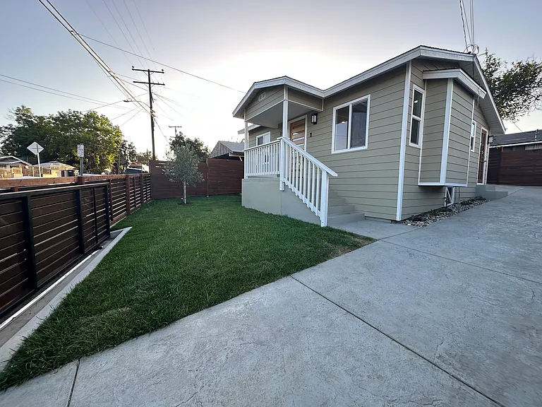 3421 Whiteside St — Photo 16