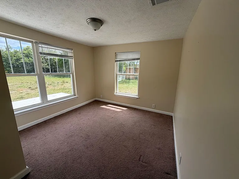 222 N Gray Ave — Photo 6