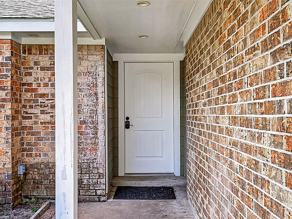5th image of 902 Mountain Meadows Dr
