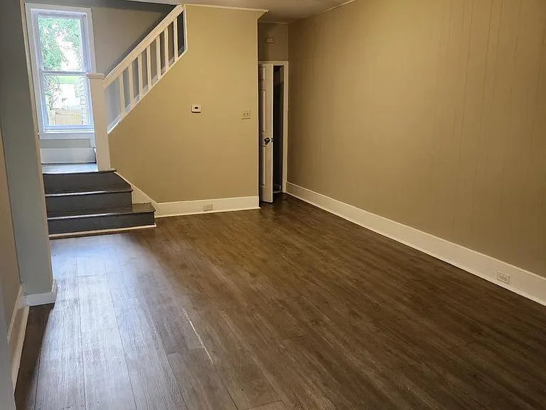 123 Ward Ave — Photo 3