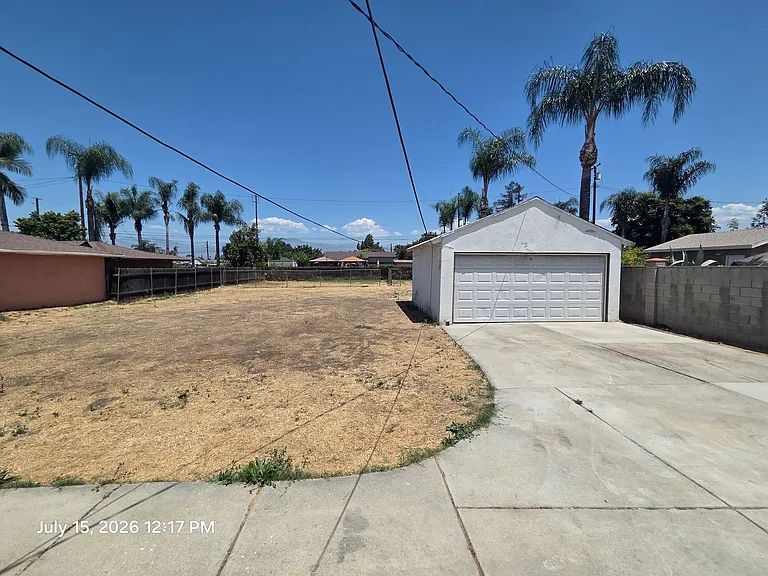 921 E Alwood St — Photo 14