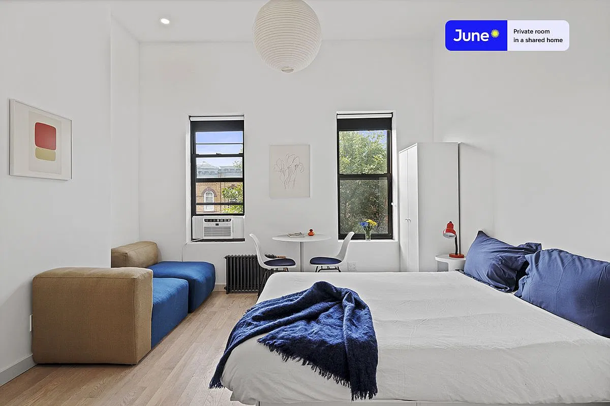 Queen bedroom in 3 bed/3 bath home in Ridgewood #1880 C — Photo 2