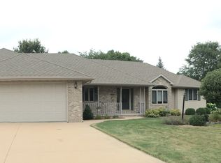 115 Oakridge Ct, Combined Locks, WI 54113