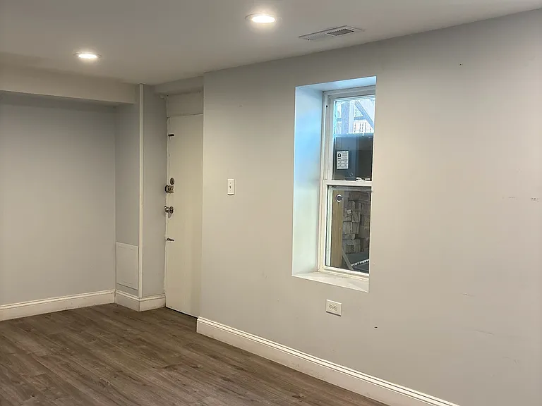2237 S Oakley Ave — Photo 11