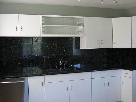 Newly remodeled kitchen w/ Granite countertops