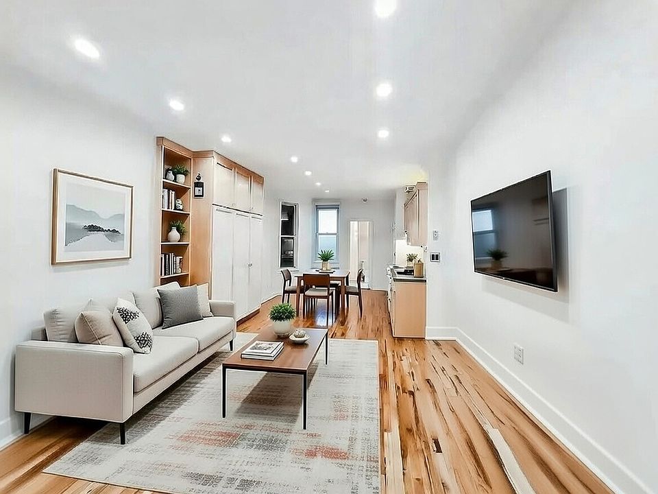 2nd image of 527 W 48th St APT 3re