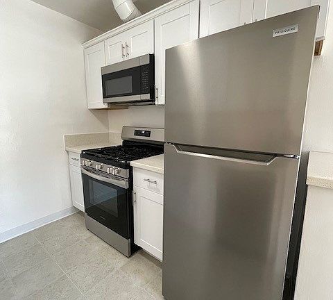 2nd image of 519 S Barrington Ave APT 6