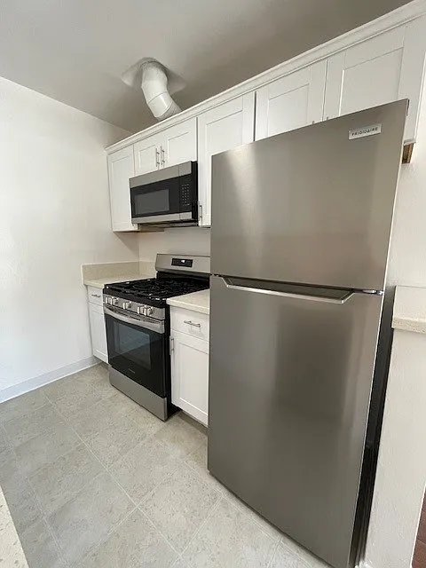 Building Photo - 519 S Barrington Ave #6