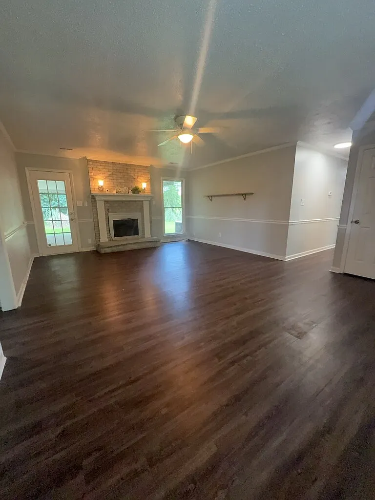 3 bed, 3.0 bath, 1867 sqft, $2,100 — Photo 3