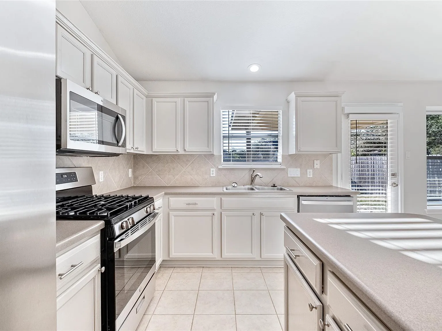 3 bed, 2.0 bath, 1885 sqft, $2,195 — Photo 4