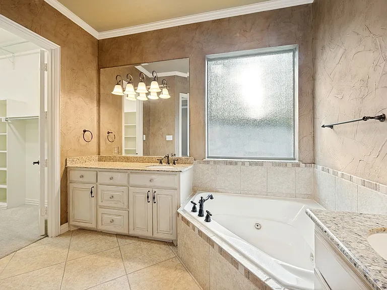 4046 E Hill Dr — Photo 13