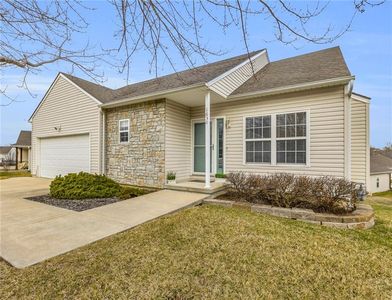 1630 Fall Creek Dr, Tonganoxie, KS, 66086