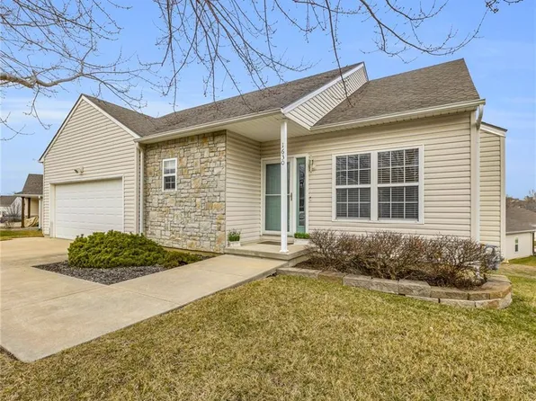 1630 Fall Creek Dr, Tonganoxie, KS 66086