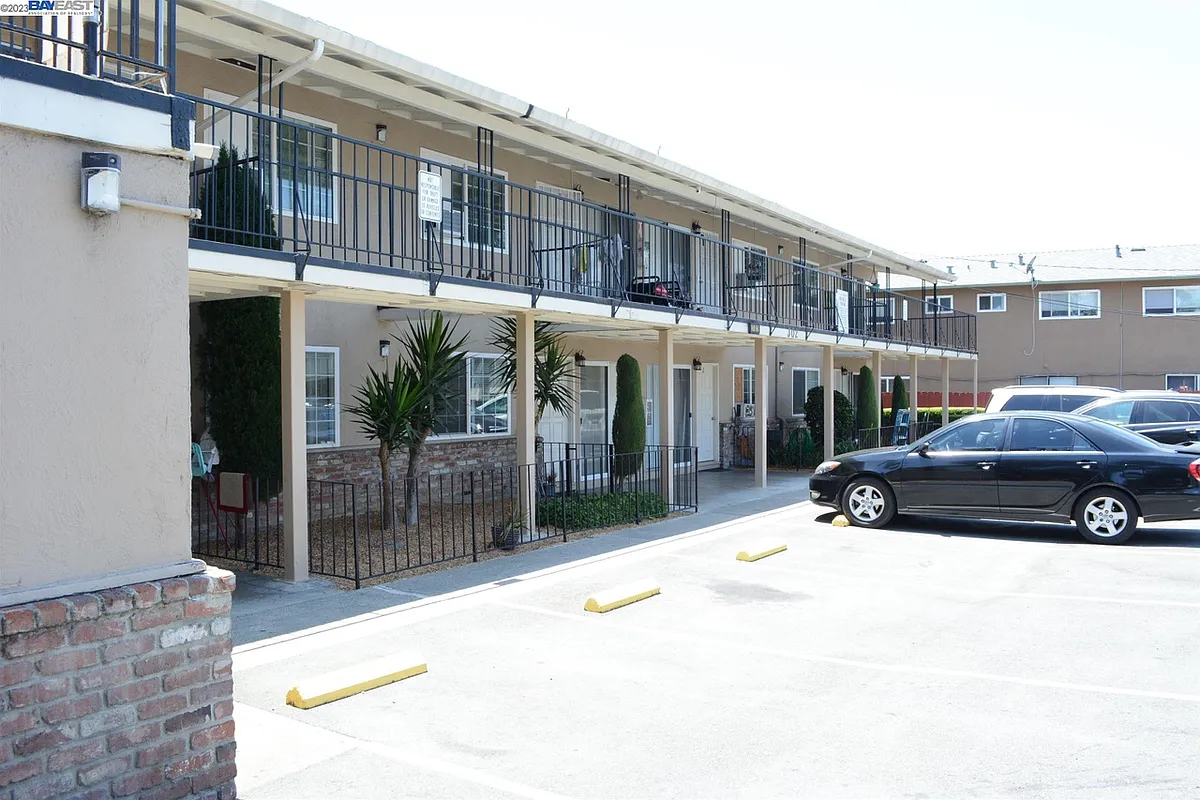 Building Photo - 302 Dumont Ave
