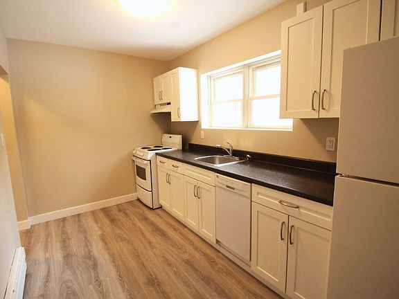 3rd image of 261 College St #1576641