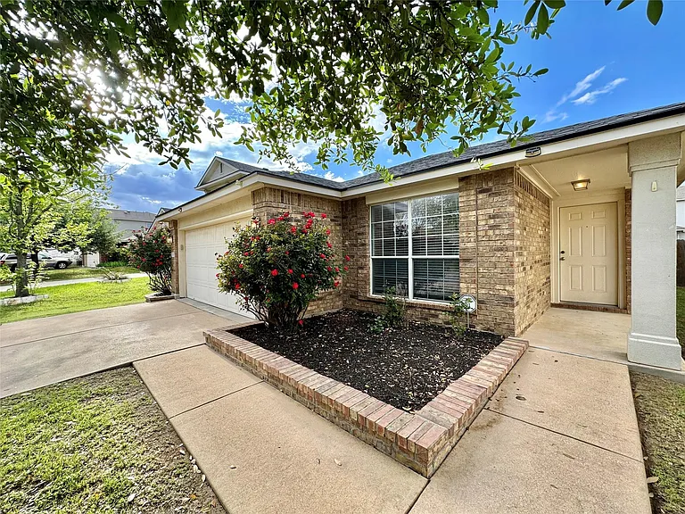 1015 Aiken Dr — Photo 3