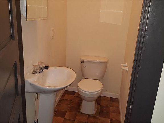 4th image of 624 S Center St
