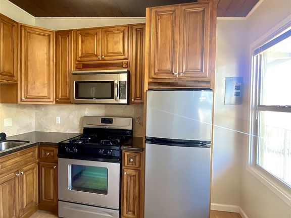 3rd image of 3245 Vicente St