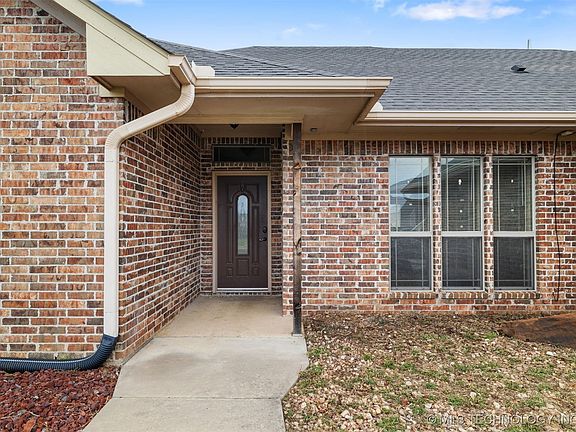 3rd image of 3508 Carriage Point Dr