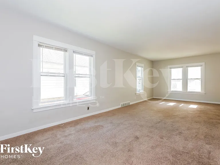 728 Watson St — Photo 8
