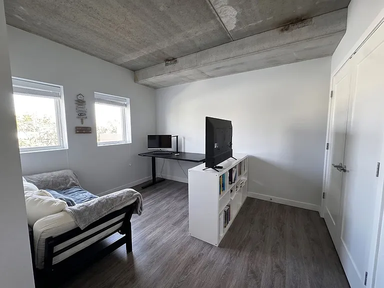 Gorgeous Historical Apartments Near Beach in East Rogers Park — Photo 52