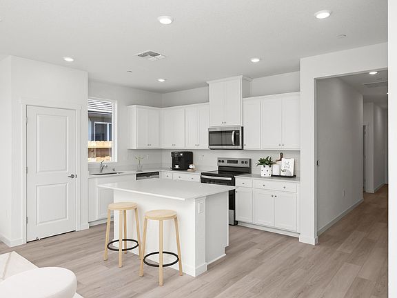 The kitchen has the all space you need for food prep.