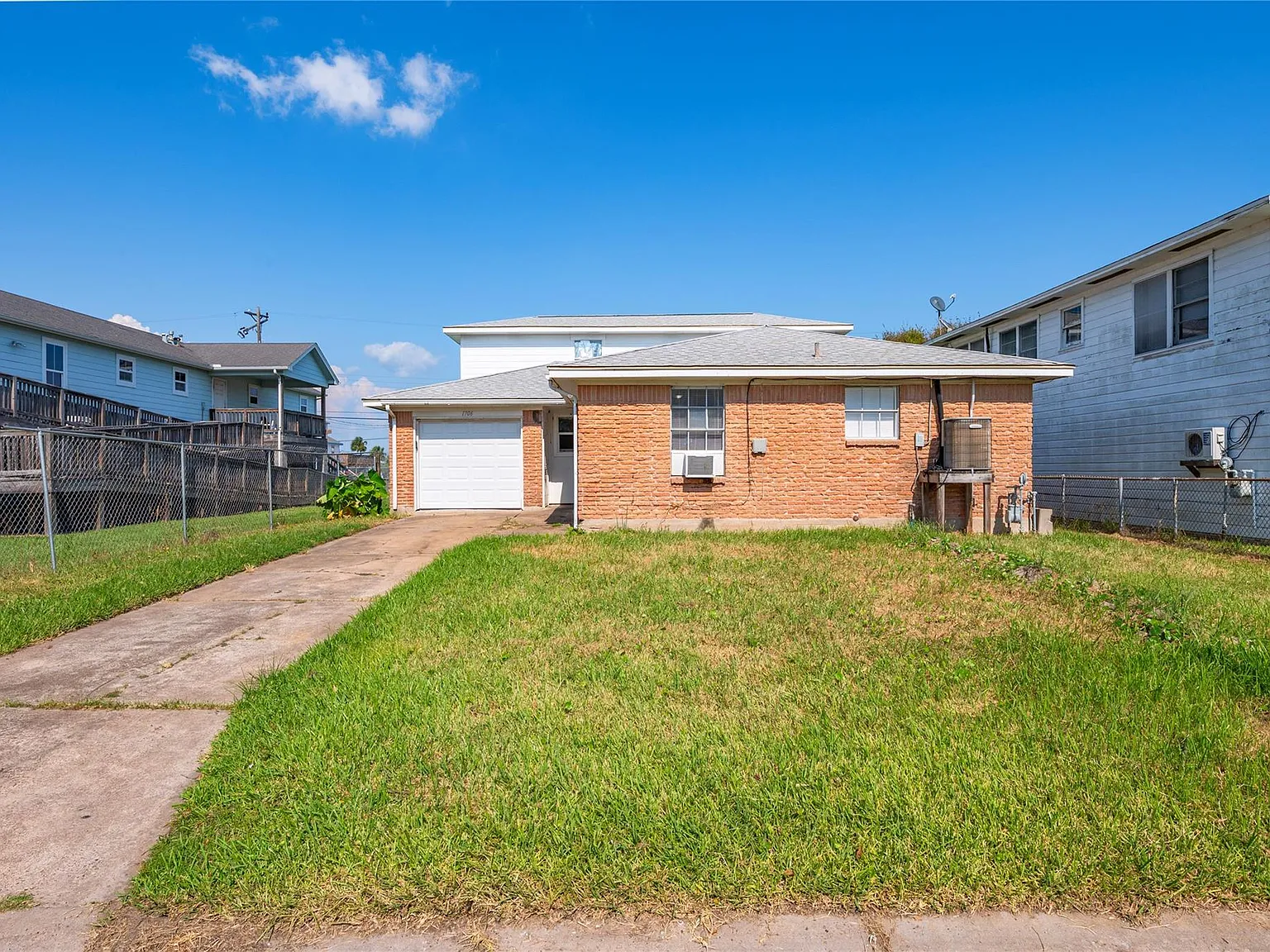 3 bed, 1.5 bath, 1576 sqft, $1,800 — Photo 1