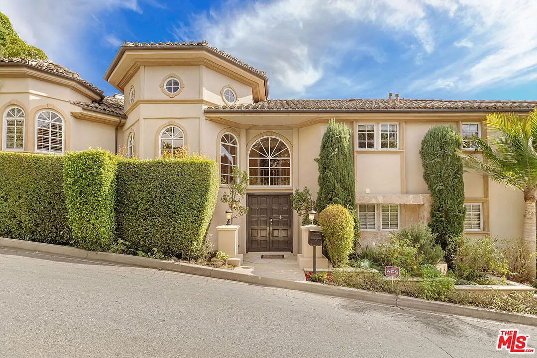 6 bed, 6.5 bath, 7049 sqft, $23,000 — Photo 2
