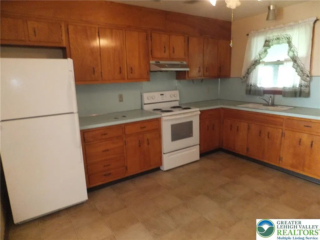 3 bed, 1.0 bath, 1293 sqft, $2,300 — Photo 4