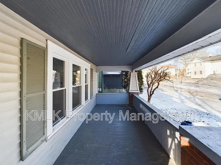 524 Allyn St — Photo 5