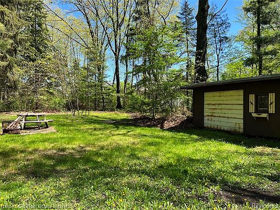 3rd image of 5058 Lakeshore Rd