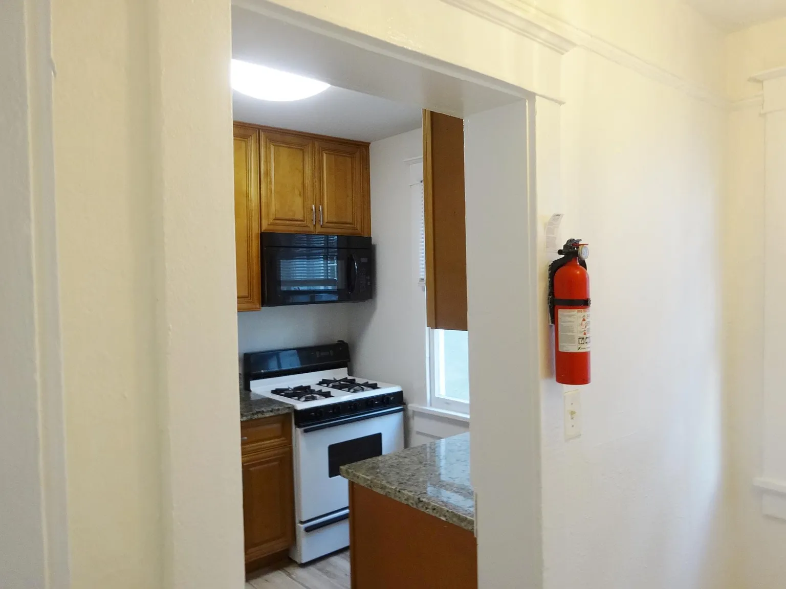 3 bed, 1000 sqft, $1,575 — Photo 2