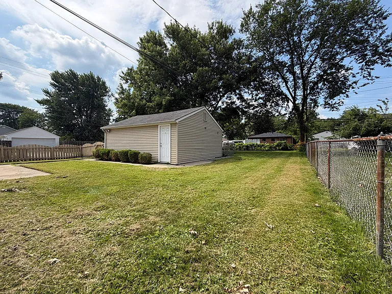 22438 Clairwood St — Photo 24