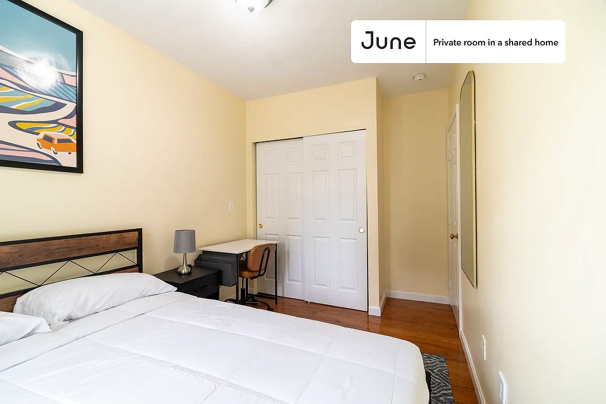 Queen bedroom in 3 bed/2 bath home in East Boston #1849 A — Photo 2