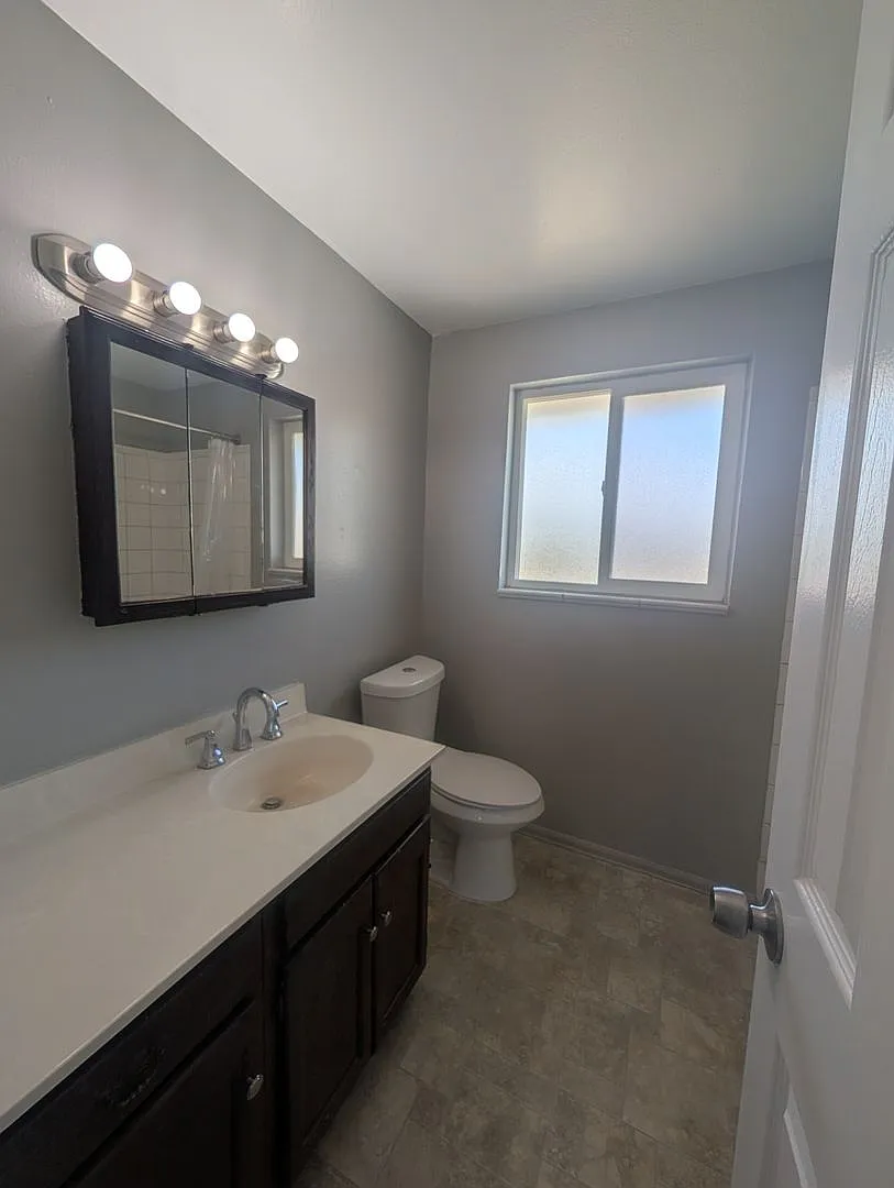 Comfortable 4 Bedroom Aurora Home — Photo 1