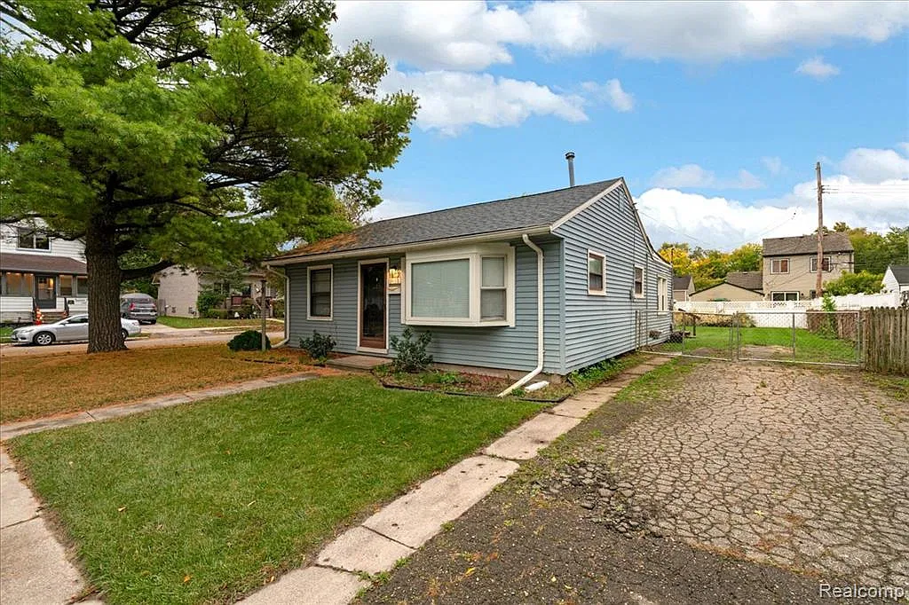 2 bed, 1.0 bath, 834 sqft, $1,800 — Photo 2