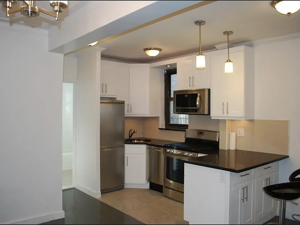 208 E 28th St #3J