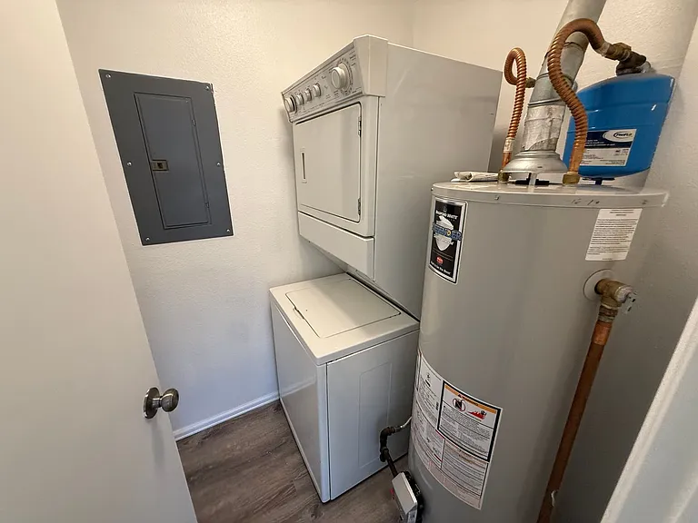 565 Redcliff Cir — Photo 11