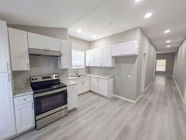 1478 Johns St — Photo 3
