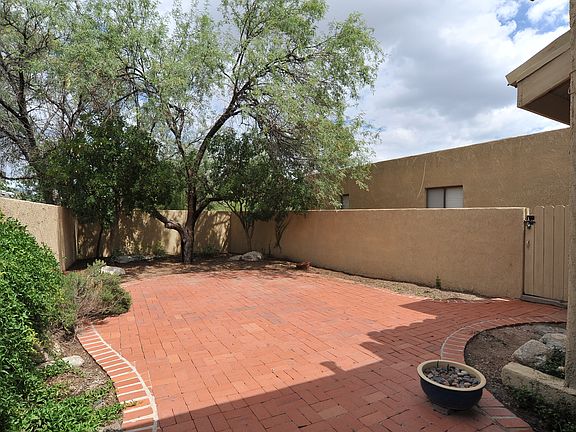 Finshed backyard w/pavers