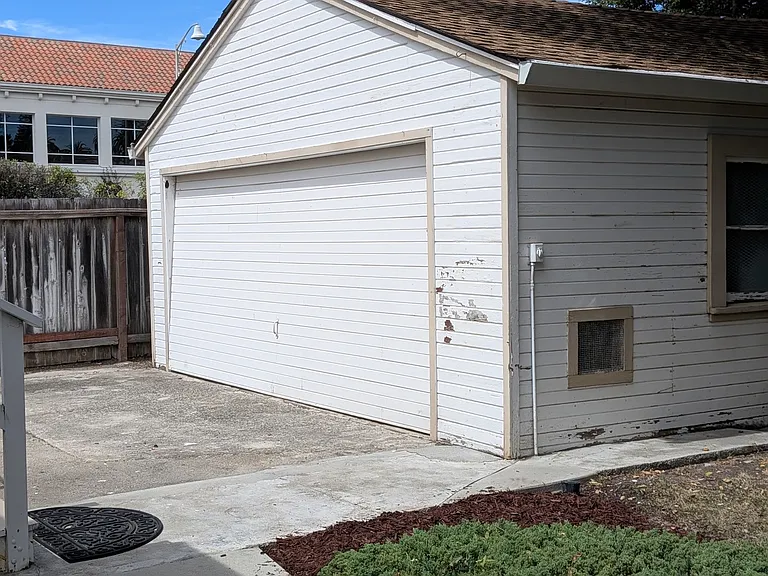 Detached garage